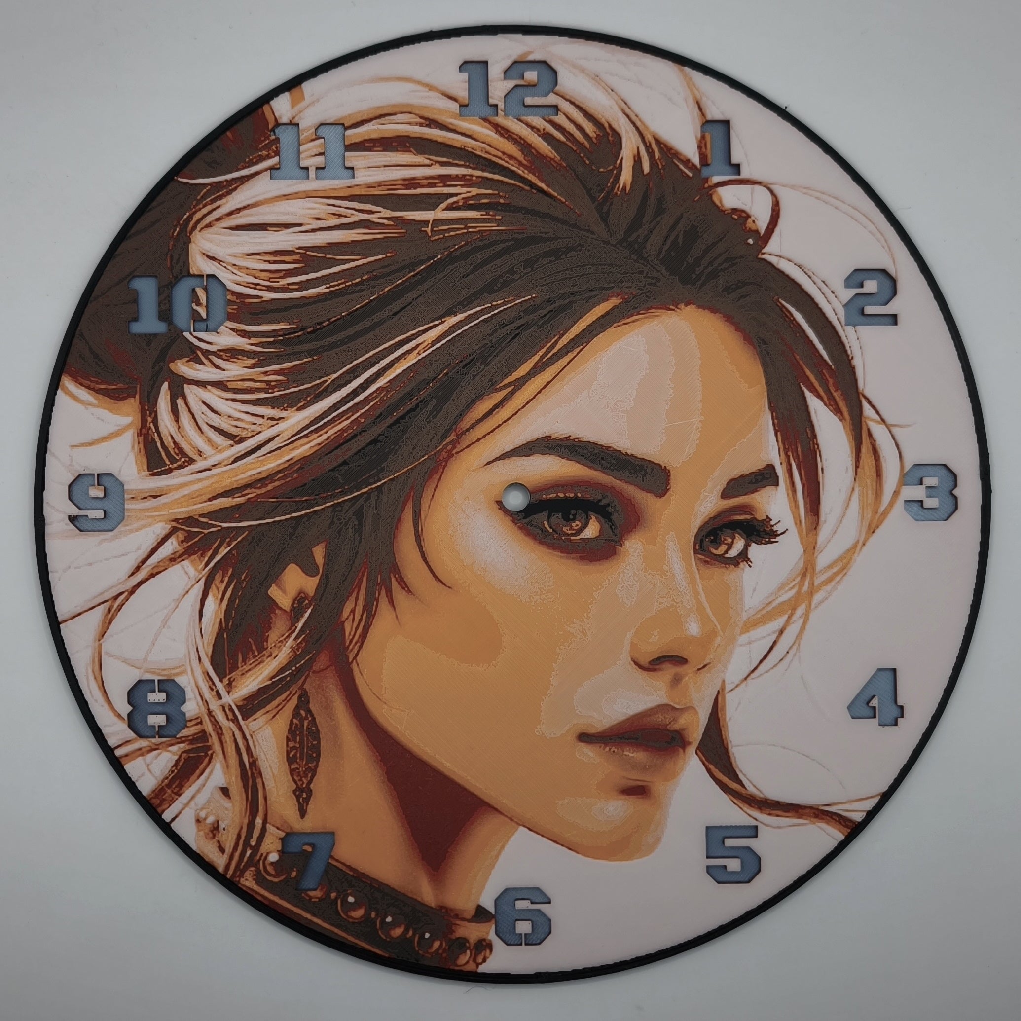 Horloge complète : La femme en safran (impression 3D) avec les nombres en couleur argent
