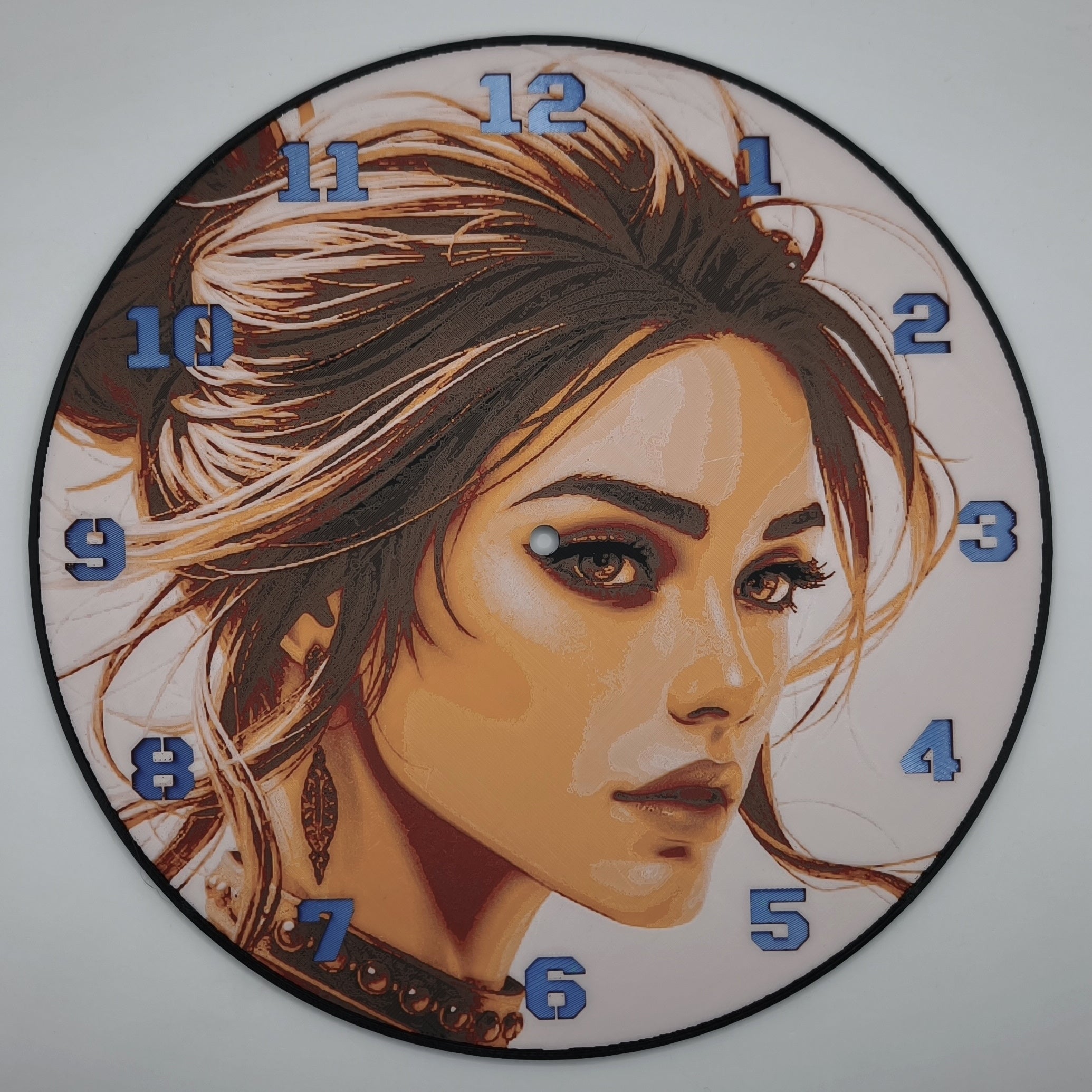 Horloge complète : La femme en safran (impression 3D) avec les nombres en couleur bleu
