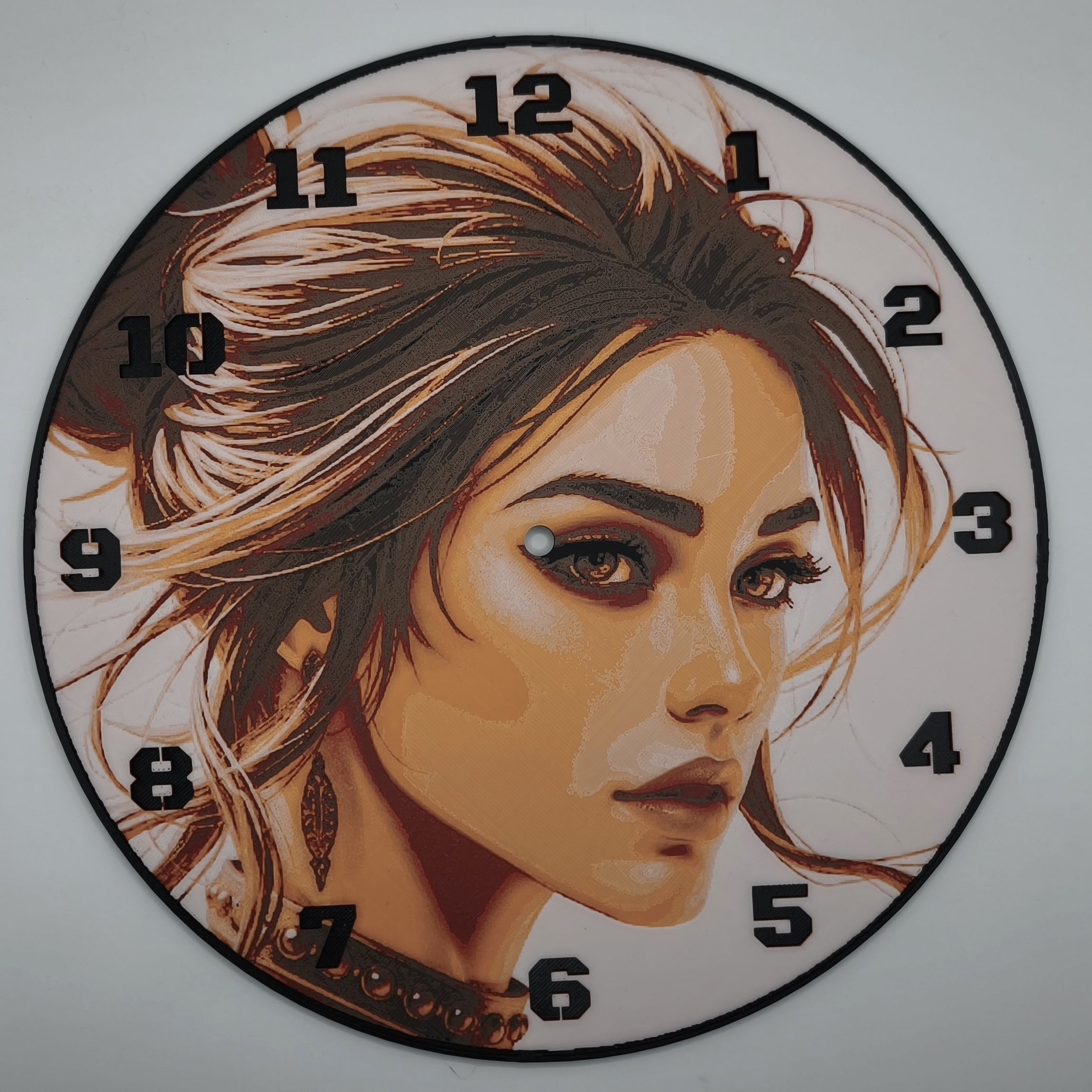 Horloge complète : La femme en safran (impression 3D) avec les nombres en couleur noir
