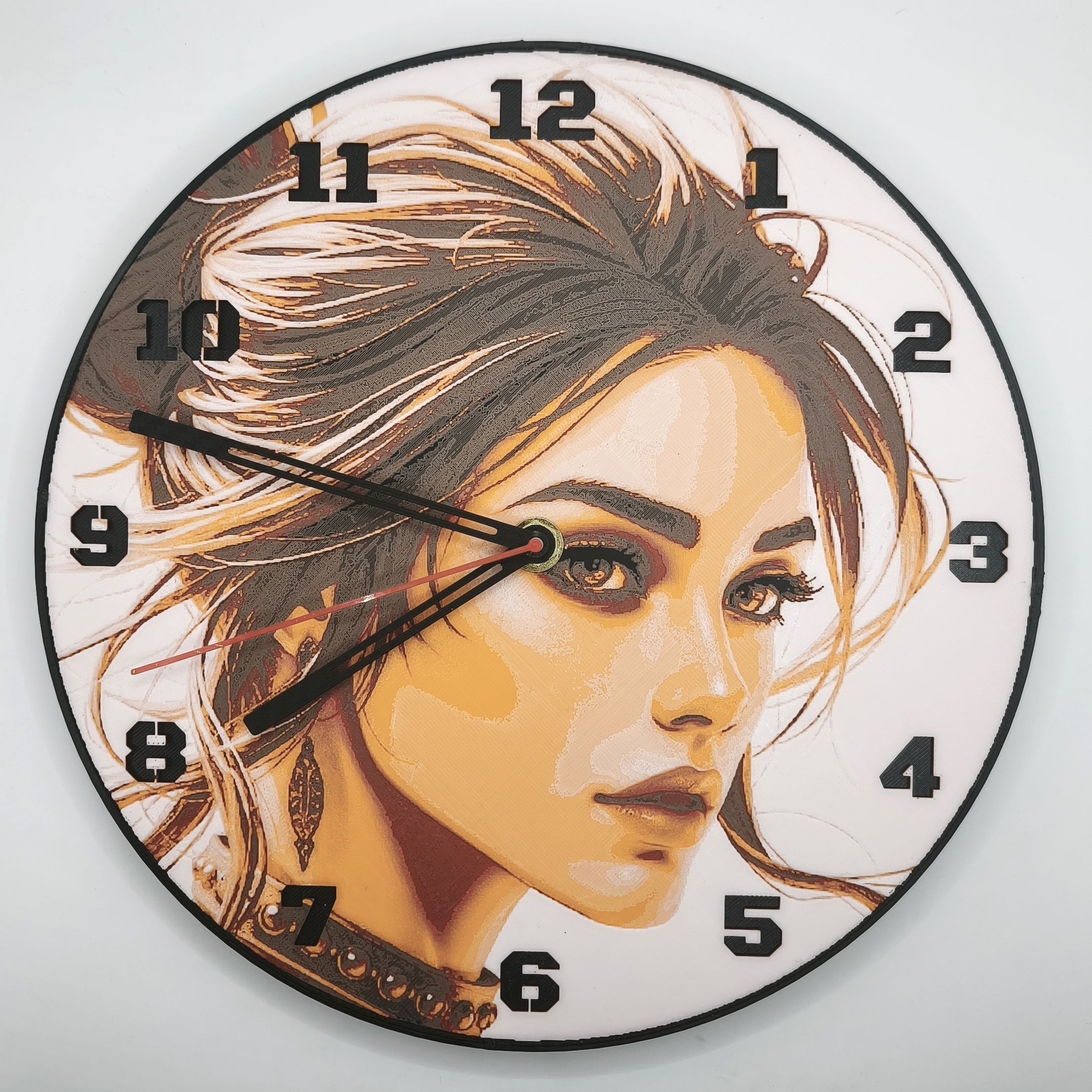 Horloge complète : La femme en safran (impression 3D) avec les nombres en couleur noir avec aiguilles
