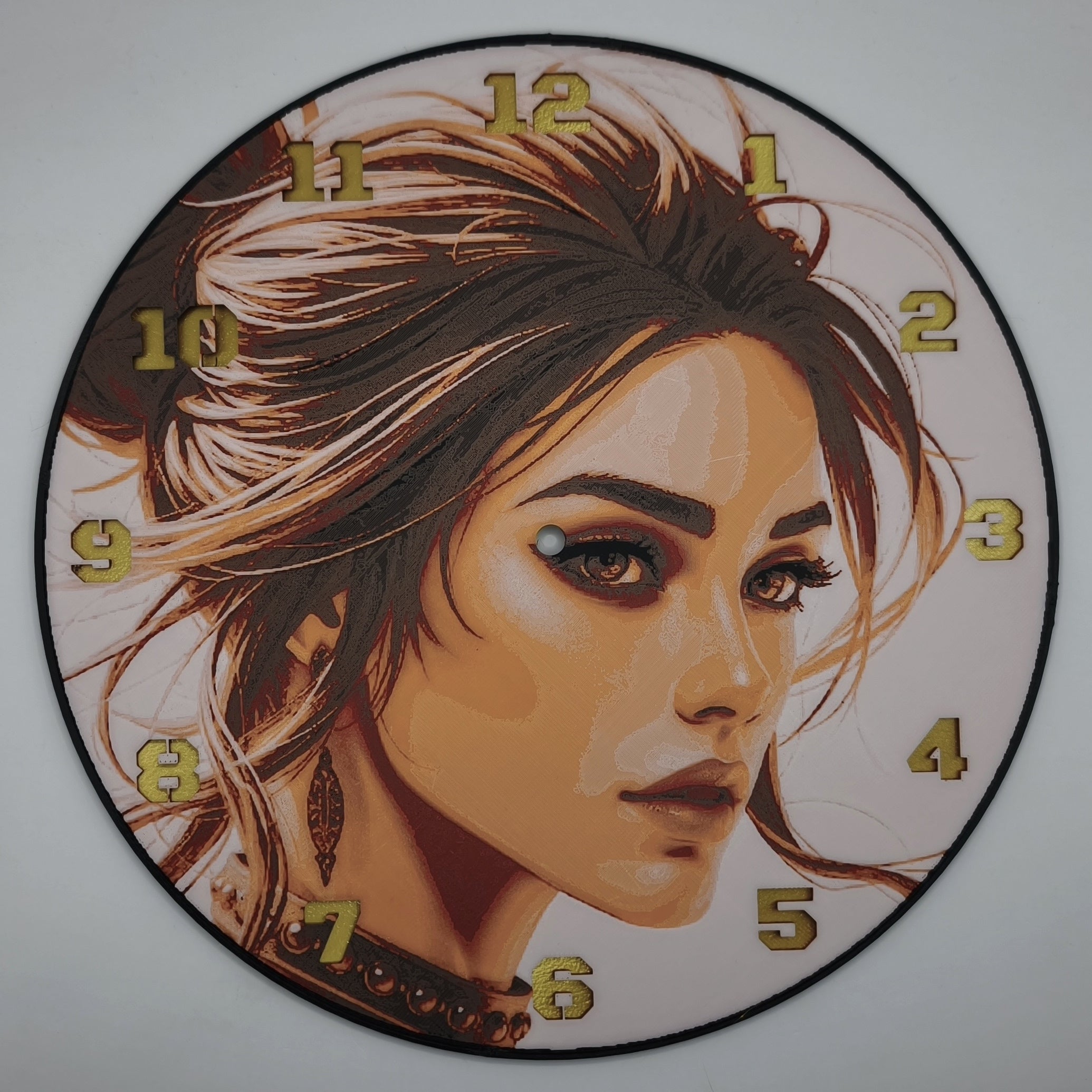 Horloge complète : La femme en safran (impression 3D) avec les nombres en couleur or
