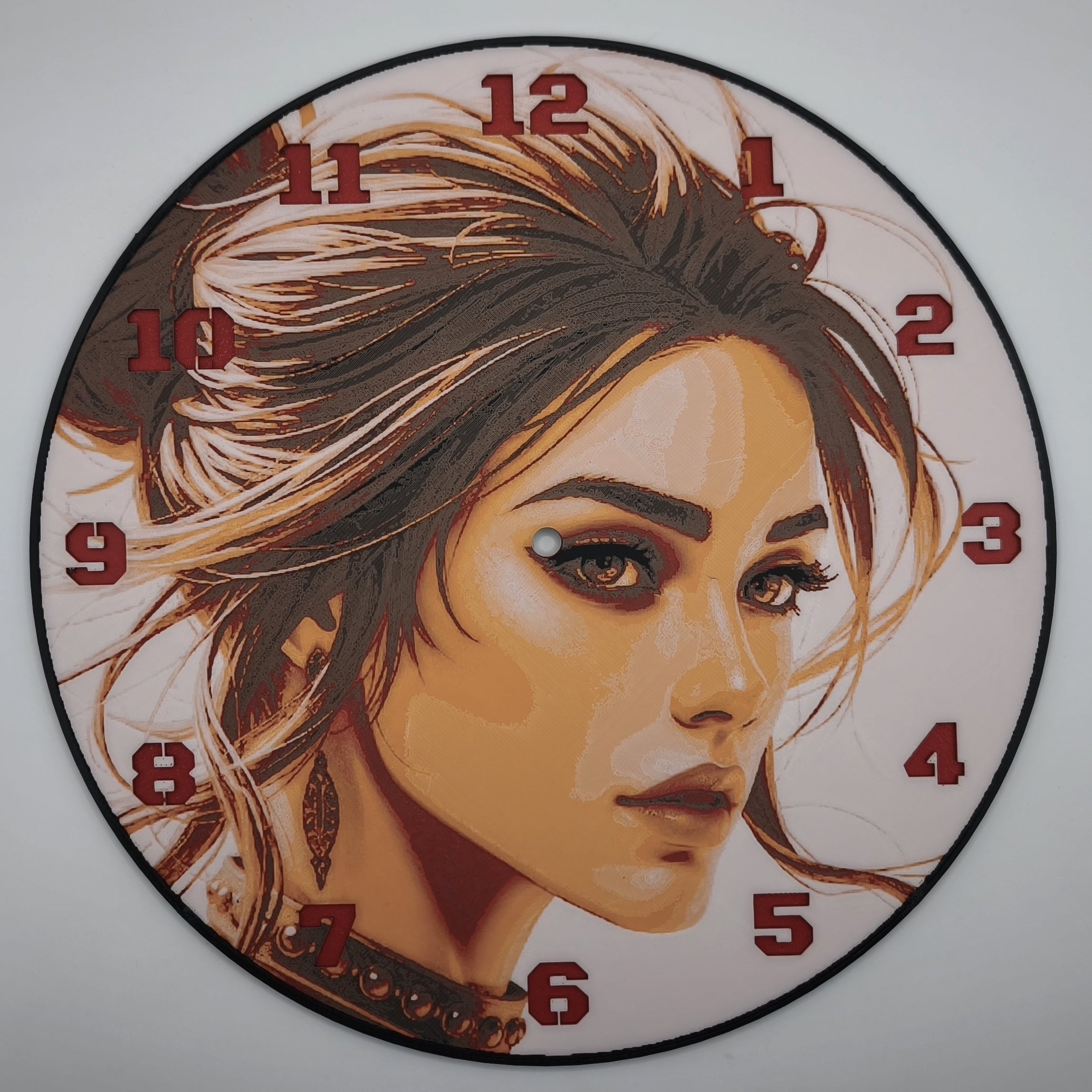 Horloge complète : La femme en safran (impression 3D) avec les nombres en couleur rouge
