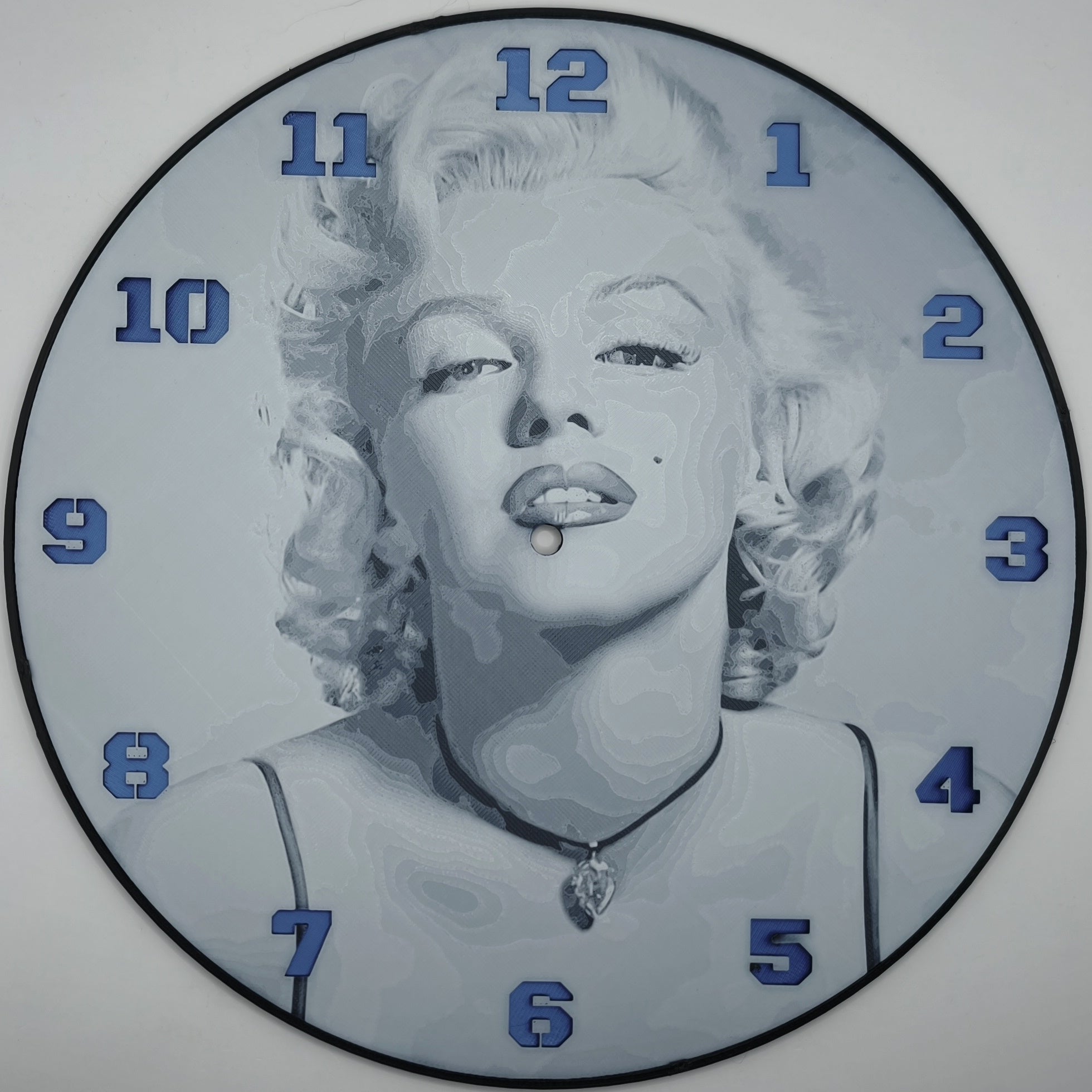 Horloge complète : Marilyn Monroe (impression 3D) avec les nombres en couleur bleu
