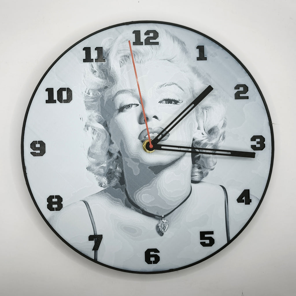 Horloge complète : Marilyn Monroe (impression 3D) avec les nombres en couleur noir avec aiguilles
