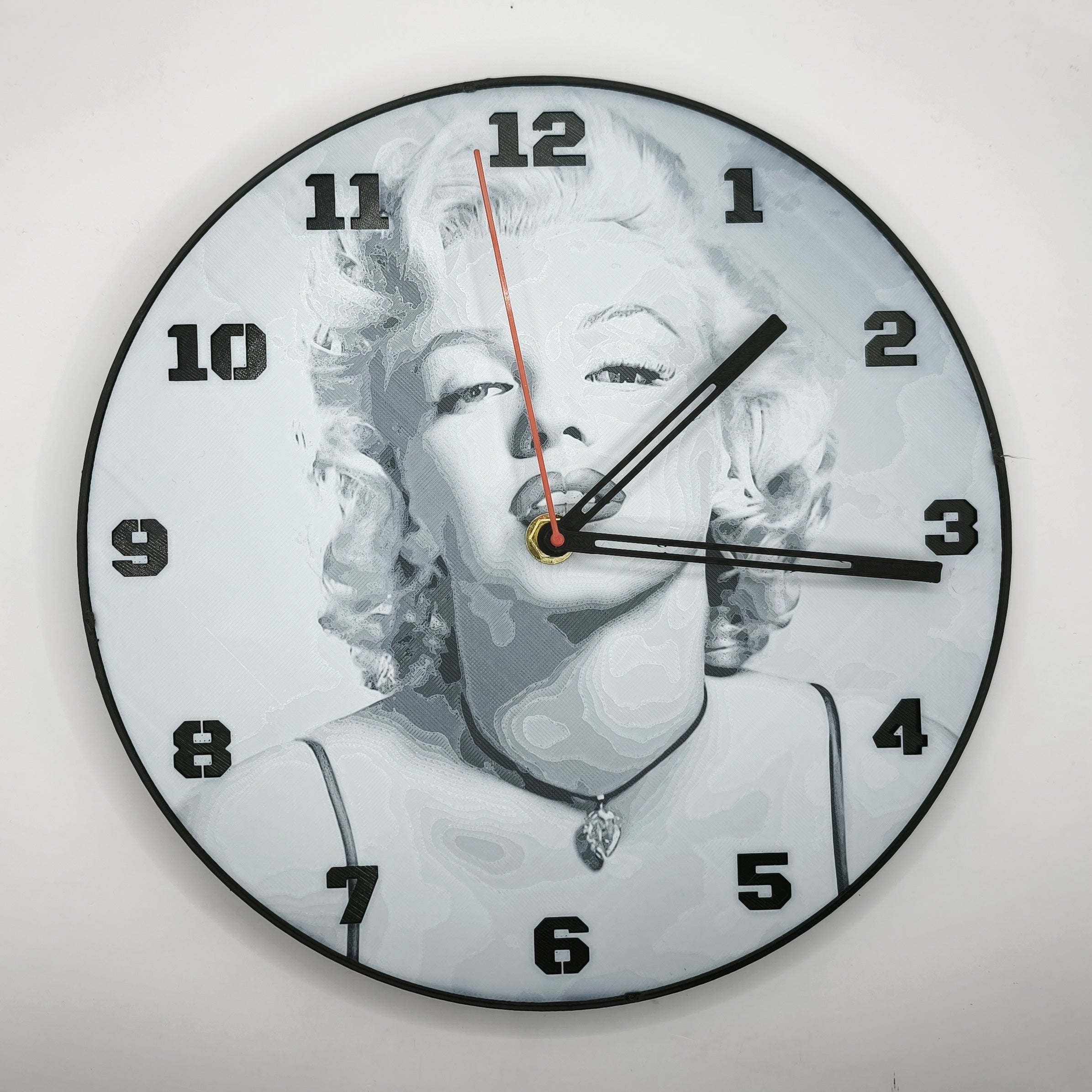 Horloge complète : Marilyn Monroe (impression 3D) avec les nombres en couleur noir avec aiguilles
