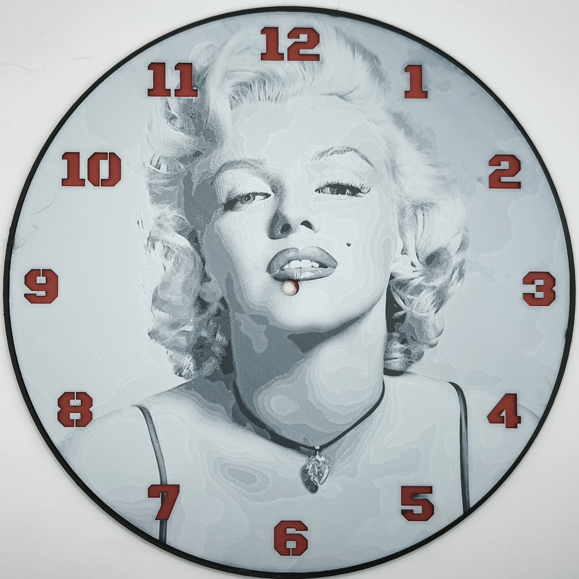 Horloge complète : Marilyn Monroe (impression 3D) avec les nombres en couleur rouge